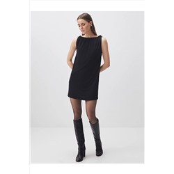 Черное базовое стильное мини-платье без рукавов с вырезом лодочкой