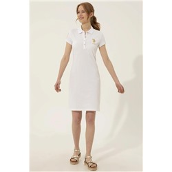 Женское белое трикотажное платье с воротником-поло Неожиданная скидка в корзине