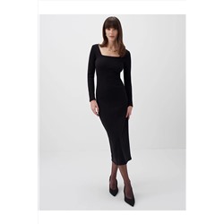Черное стильное платье миди с квадратным вырезом и длинными рукавами