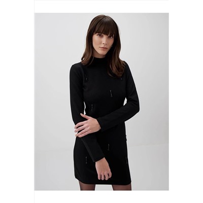 Черное платье-водолазка с длинными рукавами и стильной деталью