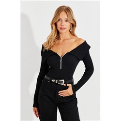 Женская черная блузка с воротником Мадонна на молнии EY2559
