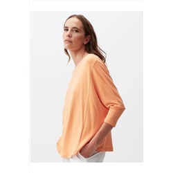 Светло-оранжевая базовая блузка с круглым вырезом и рукавами «летучая мышь»