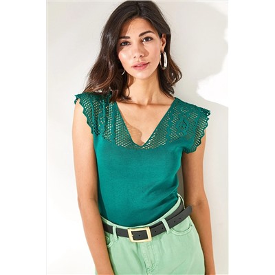 Женская изумрудно-зеленая ажурная трикотажная блузка с V-образным вырезом спереди и сзади BLZ-19002312