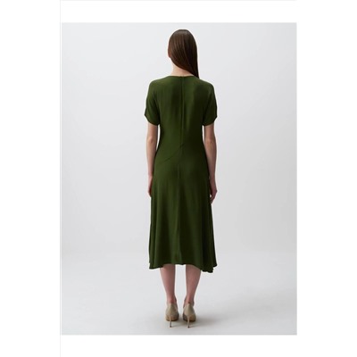 Зеленое платье-миди с круглым вырезом и разрезом
