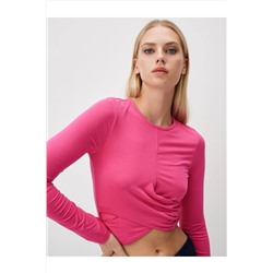 Розовая укороченная блузка с длинным рукавом и круглым вырезом