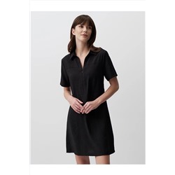 Черное мини-платье с воротником-поло и короткими рукавами