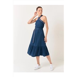Темно-синее платье миди с перекрестным воротником и поясом