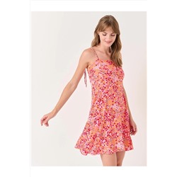 Светло-розовое мини-платье с прямым воротником и бретельками с цветочным принтом