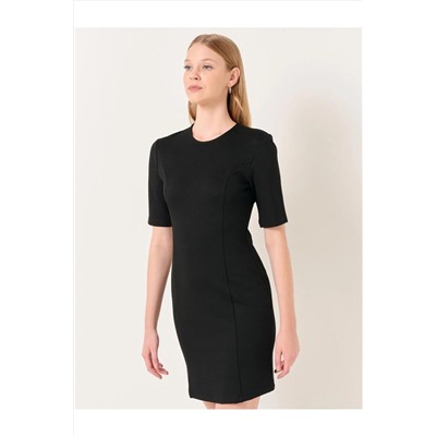 Черное мини-платье с круглым вырезом и короткими рукавами и разрезом
