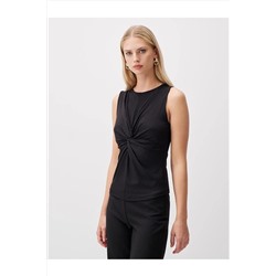 Черная блузка без рукавов с круглым вырезом и каменным принтом