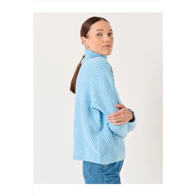 Голубой трикотажный свитер с высоким воротником и длинными рукавами