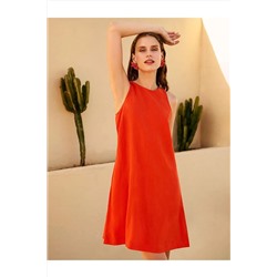 Оранжевое льняное платье без рукавов прямого кроя с круглым вырезом