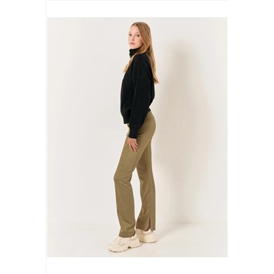 Стильные атласные брюки прямого кроя масляно-зеленого цвета с высокой талией