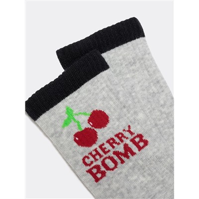 Высокие женские носки в сером цвете с рисунком в виде надписи "CHERRY BOMB"