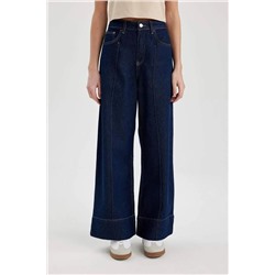 Широкие укороченные джинсовые брюки с высокой талией и широкими штанинами