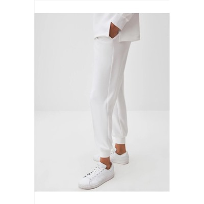 Белые узкие брюки-джоггеры с высокой талией и карманами