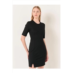 Черное мини-платье с круглым вырезом и короткими рукавами и разрезом