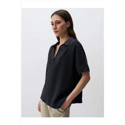 Черная базовая блузка свободного кроя с короткими рукавами и V-образным вырезом
