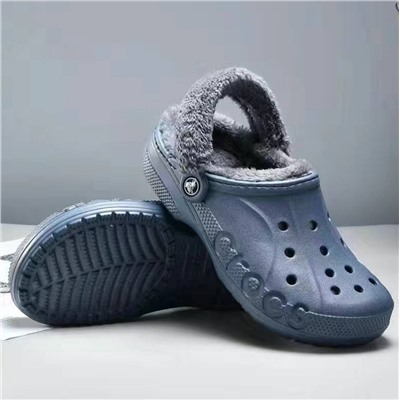 Для тех, кто не хочет и зимой расставаться с любимыми кроксами (а в Южной Корее, например, их носят круглогодично, и это самая популярная обувь там) то есть Crocs на меху 🥾  Хорошая реплика