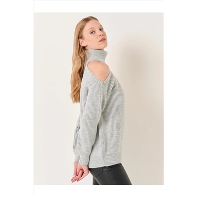 Серый вязаный свитер с высоким воротником и плечами