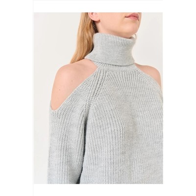 Серый вязаный свитер с высоким воротником и плечами