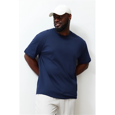 Темно-синяя футболка свободного и удобного кроя большого размера из 100% хлопка с текстом на спине TMNSS24BF00038