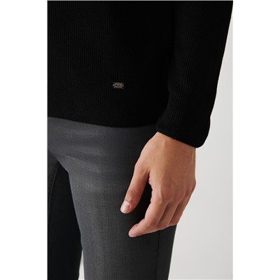 Черный трикотажный свитер с круглым вырезом из фактурной вискозы стандартного кроя