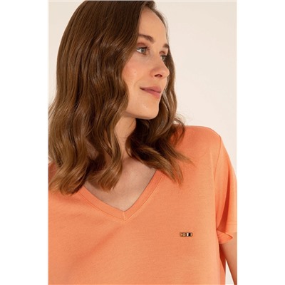 Женская футболка с v-образным вырезом лососевого цвета Неожиданная скидка в корзине