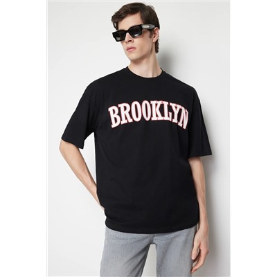 Черная футболка оверсайз/широкого кроя с пушистым принтом Brooklyn City из 100% хлопка TMNSS24TS00023