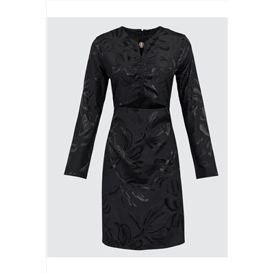 Черное мини-платье с круглым вырезом и длинными рукавами
