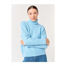 Голубой трикотажный свитер с высоким воротником и длинными рукавами