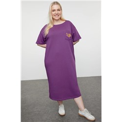 Фиолетовое трикотажное платье миди свободного/повседневного кроя с круглым вырезом и вышивкой