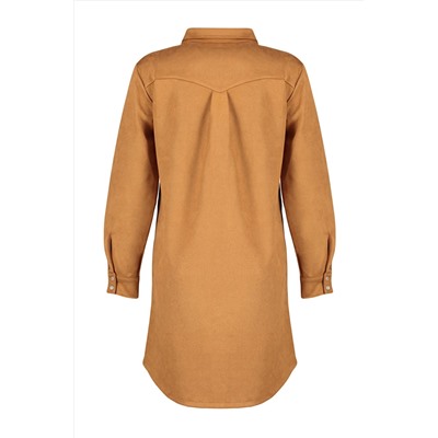 Замшевое прямое/прямое мини-вязаное платье с воротником-поло на пуговицах цвета корицы TWOAW24EL00749
