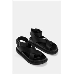 Flat sandals with buckle