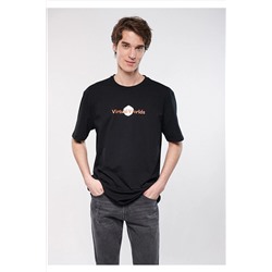 Черная футболка свободного кроя с виртуальным принтом 0611134-900