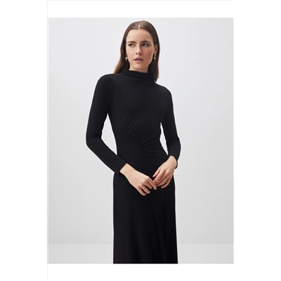 Черное стильное платье-миди с длинным рукавом и полуводолазкой