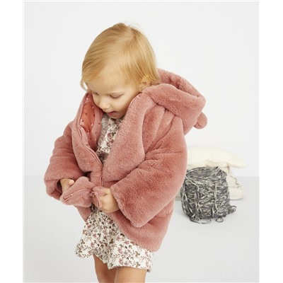 MANTEAU EN FAUSSE FOURRURE ROSE POUDRÉE BÉBÉ FILLE