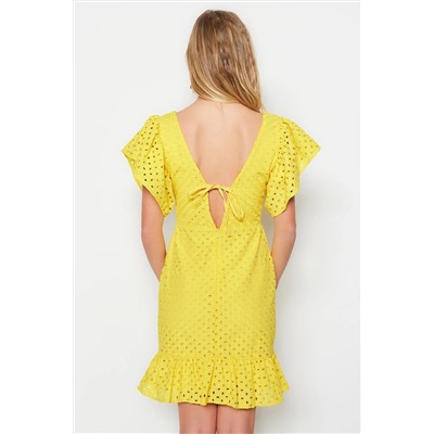Желтая юбка с рюшами и тканой вышивкой на спине Мини-платье TWOSS22EL00788