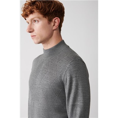 Серый вязаный свитер - полуводолазка с шерстяным передом с рисунком - стандартный крой
