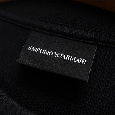 Свитшот Emporio Armani в двух вариациях: с вышивкой и со шнурком по низу  Материал: с вышивкой - 70% Лиоцелл, 30% хлопок; со шнурком -  77% хлопок, 19% полиэстер, 4% спандекс.