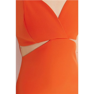 Оранжевое приталенное вечернее платье с окном и вырезом TPRSS23EL00021