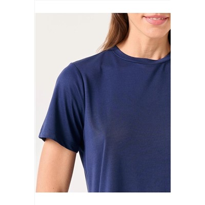 Темно-синяя базовая трикотажная футболка с круглым вырезом и короткими рукавами прямого кроя
