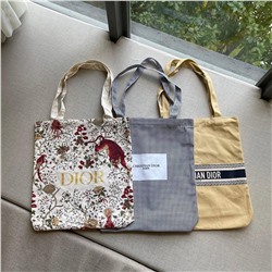 Лимитированный товар  195  Подарочная холщовая сумка DIOR Dior foreign counter  Сумка имеет широкое дно и очень практичная Размер: 32.5*6.5*36.5 см