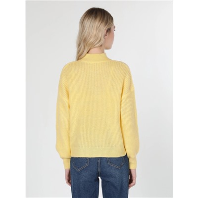 Желтый женский свитер обычного кроя с высоким воротником