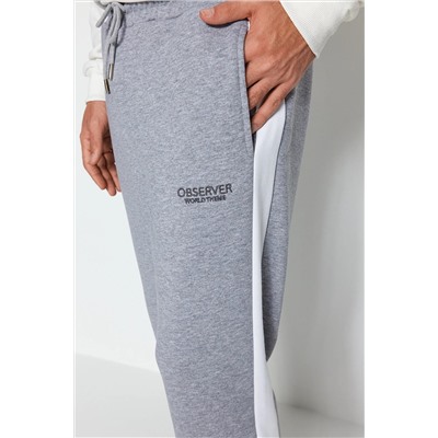 Серые мужские толстые спортивные штаны обычного кроя контрастного цвета с вышитым текстом TMNAW24EA00018