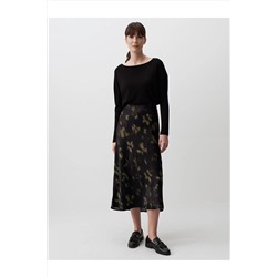 Черная стильная атласная юбка-миди с высокой талией и рисунком