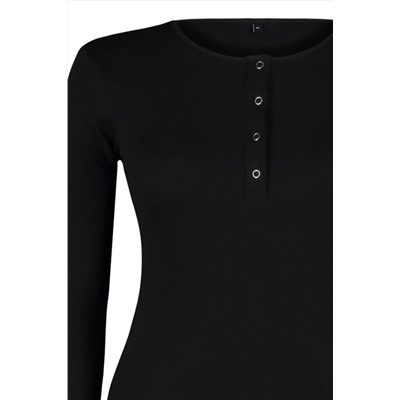 Черное трикотажное платье в рубчик с воротником на кнопке TBBAW24AH00059