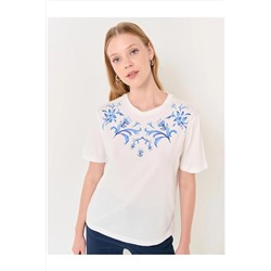 Белая футболка с короткими рукавами и цветочной вышивкой