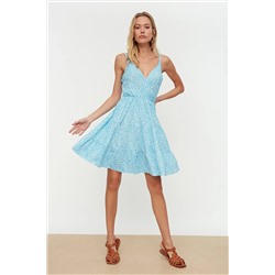 Гибкое трикотажное мини-платье синего цвета с двубортным вырезом и узором TWOSS21EL1554