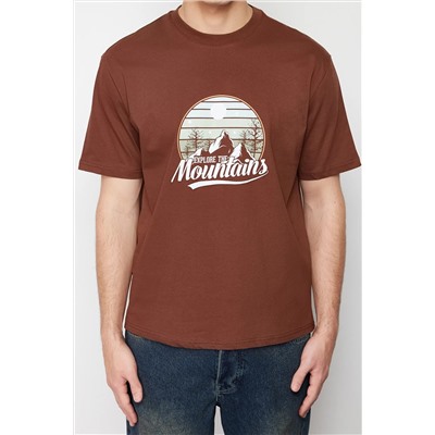 Коричневая футболка непринужденного/удобного кроя с ландшафтным принтом из 100 % хлопка TMNSS23TS00206